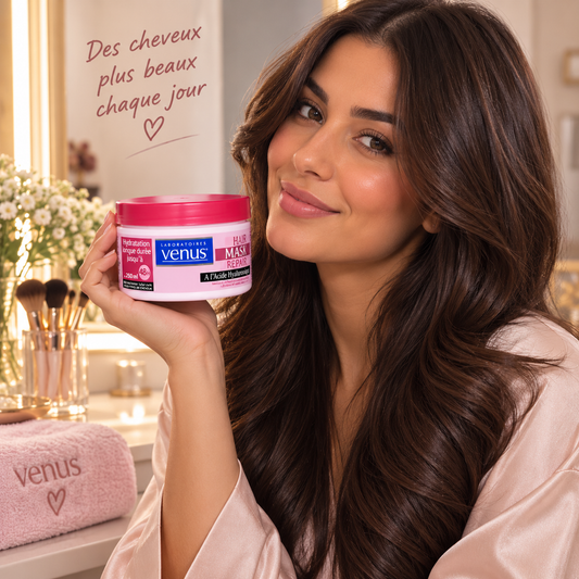 Femme brune aux cheveux longs et brillants tenant le masque capillaire réparateur à l’acide hyaluronique Venus.