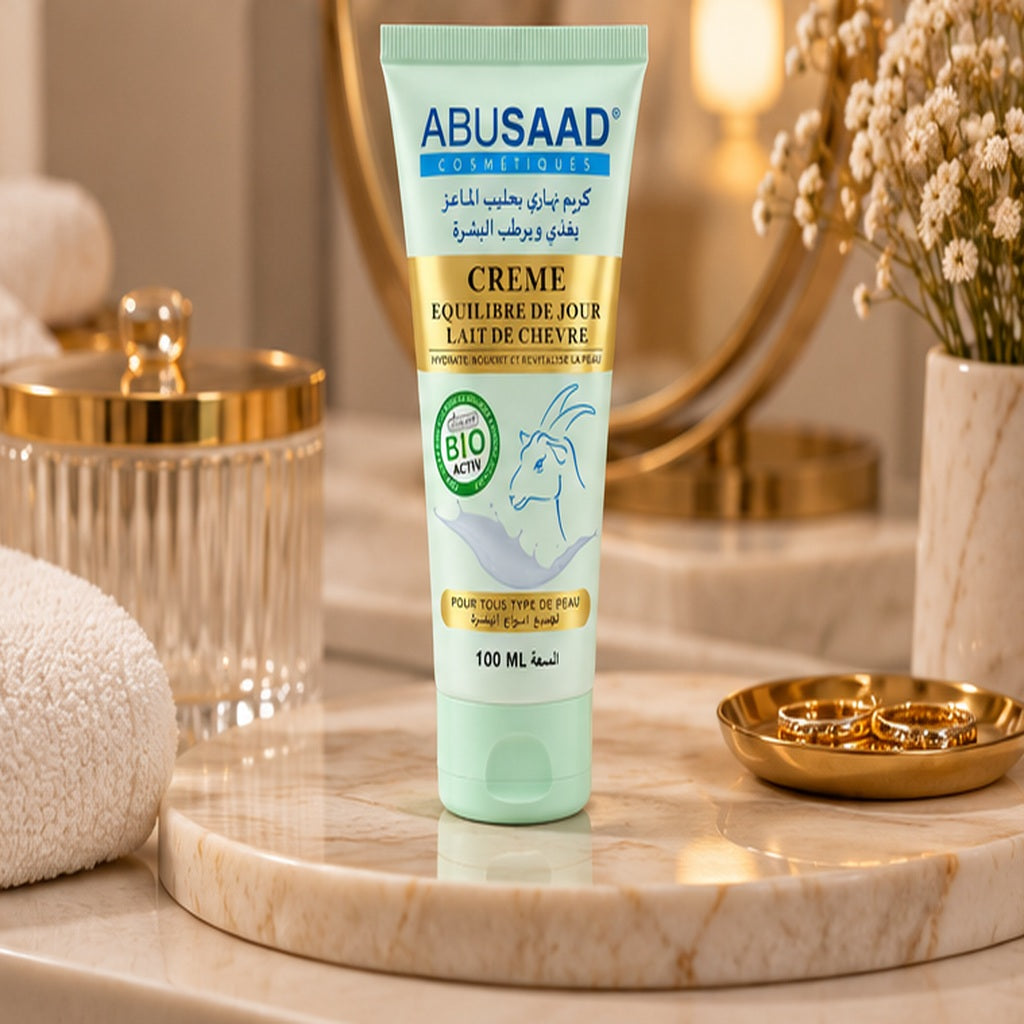 Crème de jour ABUSAAD au lait de chèvre sur une coiffeuse beige