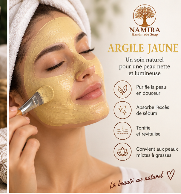 Femme appliquant un masque d'argile jaune Namira sur le visage