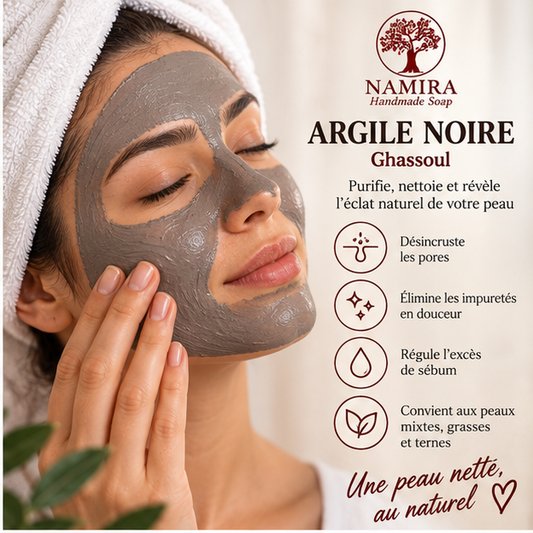 Femme appliquant un masque d'argile noire Ghassoul Namira sur le visage