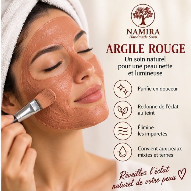 Femme appliquant un masque à l'argile rouge Namira sur le visage