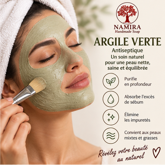 Femme appliquant un masque à l'argile verte Namira