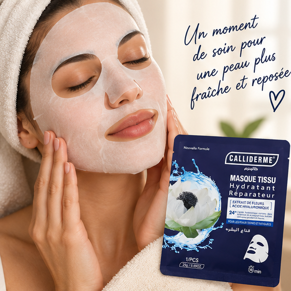 Femme portant un masque tissu visage avec le sachet Calliderme hydratant réparateur aux fleurs