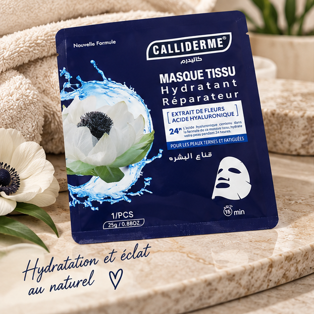 Masque tissu Calliderme aux extraits de fleurs dans une ambiance spa beige et lumineuse