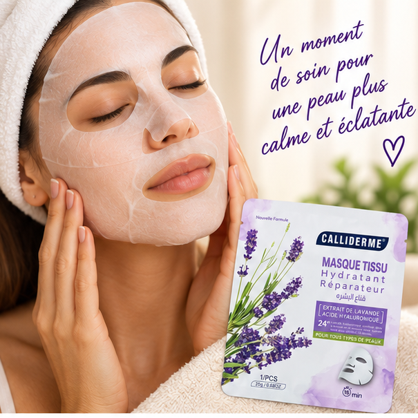 Femme portant un masque tissu avec le sachet Calliderme à la lavande