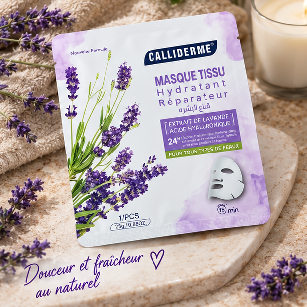 Masque tissu Calliderme lavande dans un décor spa beige avec fleurs de lavande