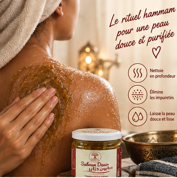 Femme appliquant le savon noir Saboun Dzair sur l'épaule au hammam